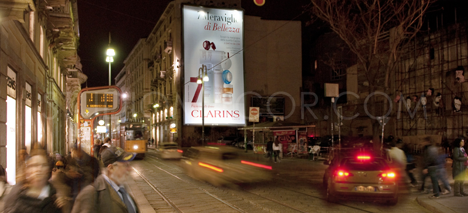 Grande pannello pubblicitario nel centro di Milano. Advertising in the center of Milan.