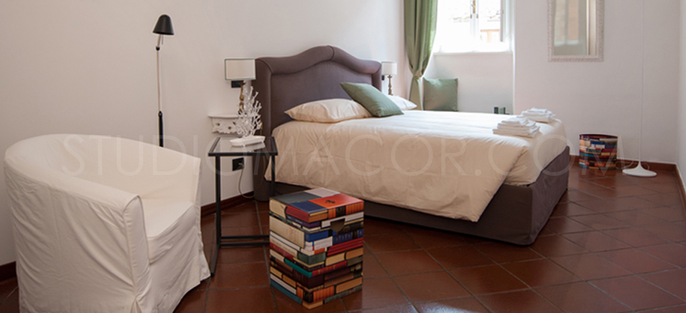 Camera da letto in una casa vacanze. A bedroom in a holiday home.