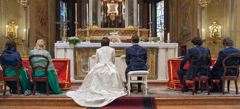 Un matrimonio religioso. A church wedding.