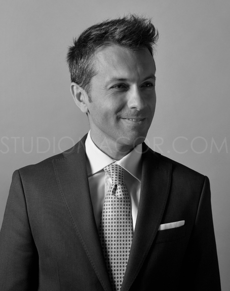 Ritratto professionale di un giovane dirigente. A professional headshot of a young manager.